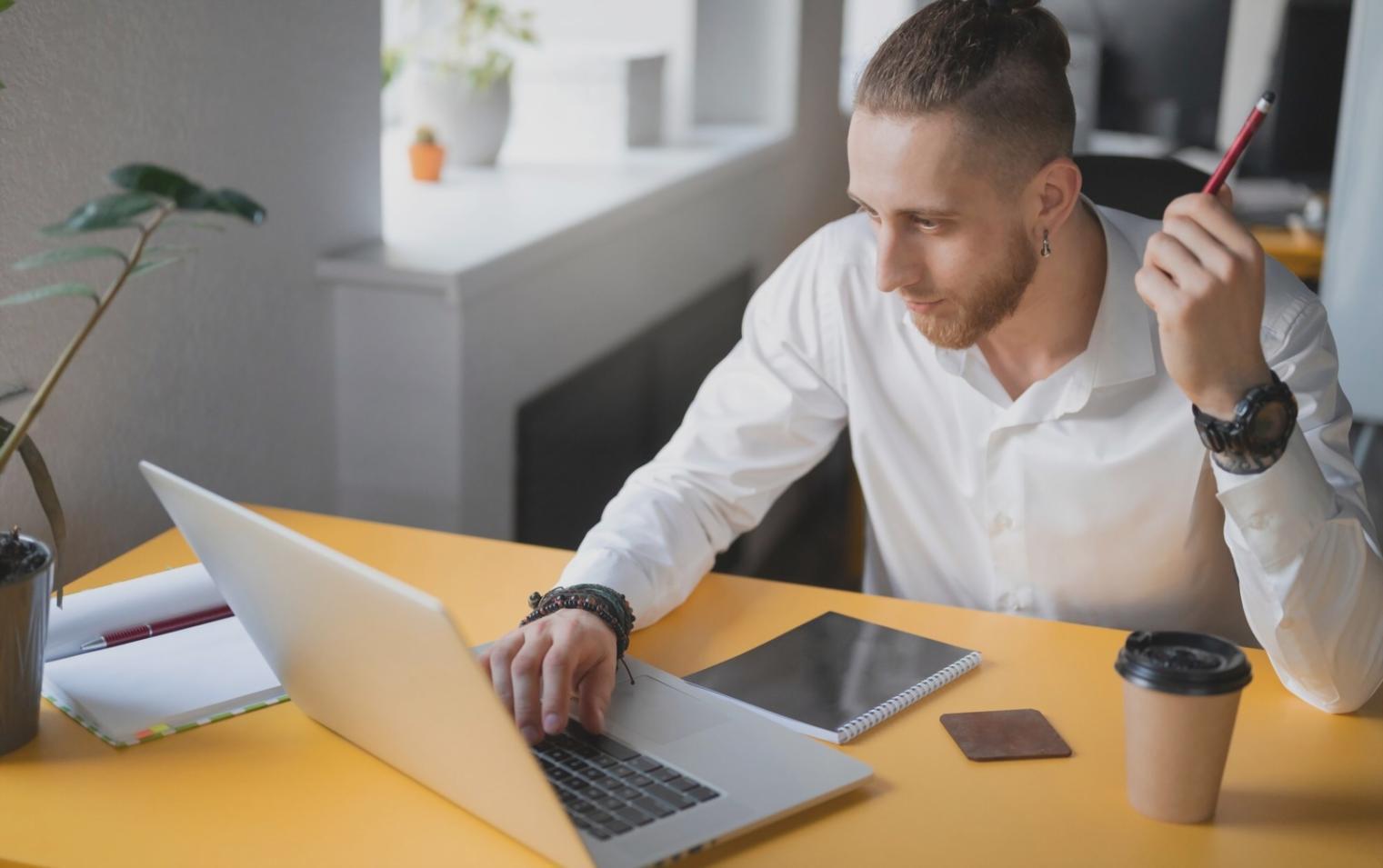 Studenti che lavorano insieme su progetti di scrittura